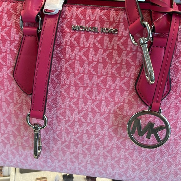 Michael Kors Sheila Medium Signature CZ Logo Satchel Crossbody Center Zip 
NWT - Picture 4 of 16